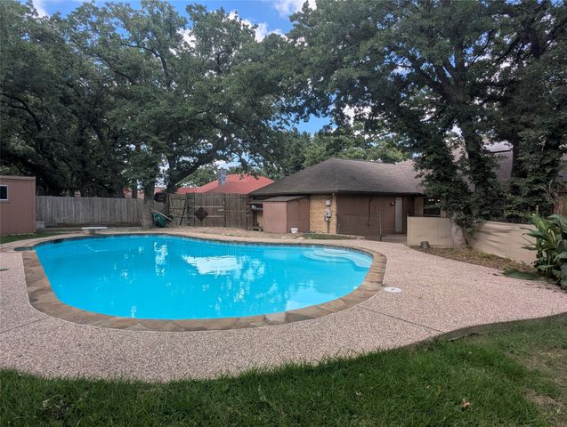 1816 Crooked Lane, Fort Worth, TX 76112