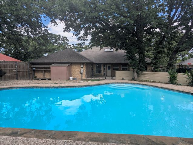 1816 Crooked Lane, Fort Worth, TX 76112