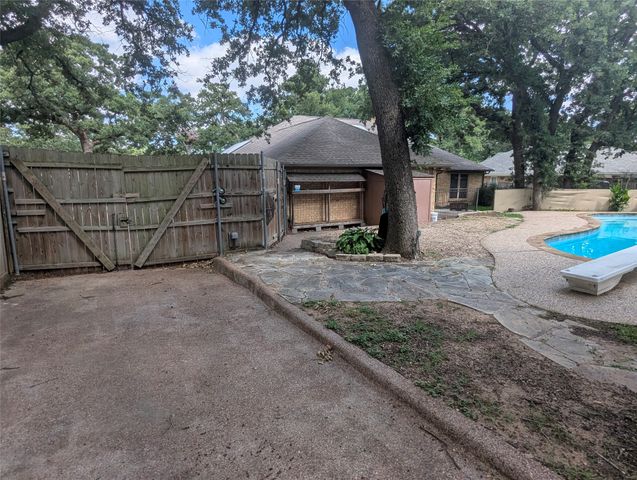 1816 Crooked Lane, Fort Worth, TX 76112