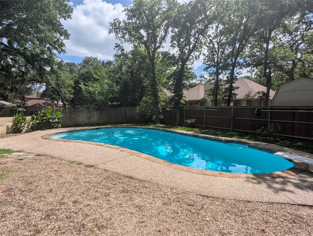 1816 Crooked Lane, Fort Worth, TX 76112