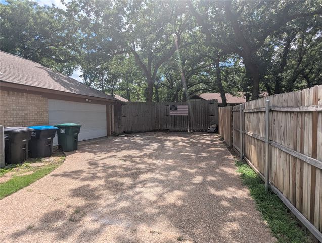 1816 Crooked Lane, Fort Worth, TX 76112
