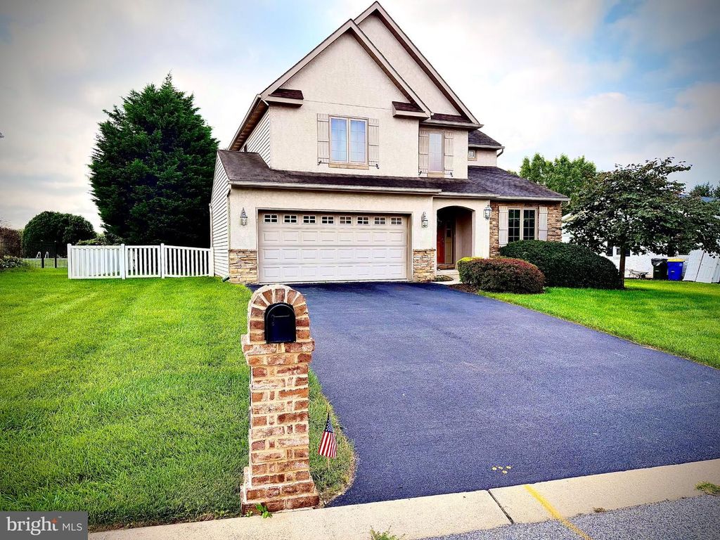Image 1 of property listing at 891 SOLARLIGHT DR, York, PA 17402
