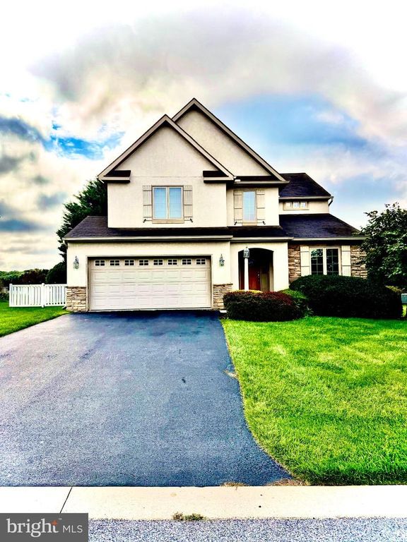 Image 2 of property listing at 891 SOLARLIGHT DR, York, PA 17402
