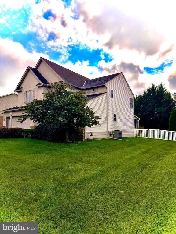 Image 3 of property listing at 891 SOLARLIGHT DR, York, PA 17402