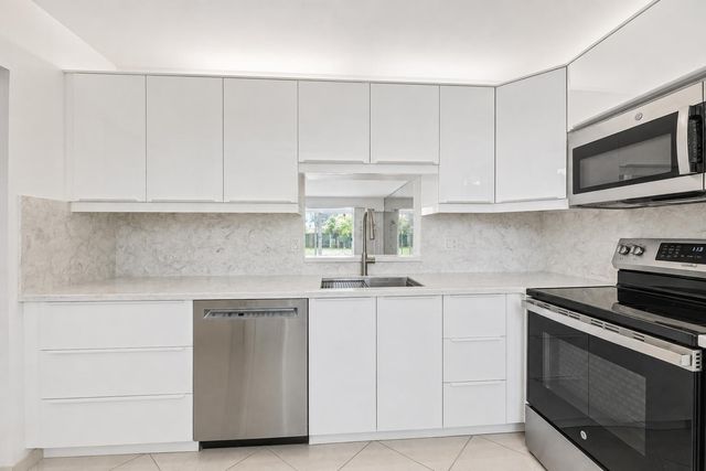 1025 SE 4th Avenue 101, Dania Beach, FL 33004