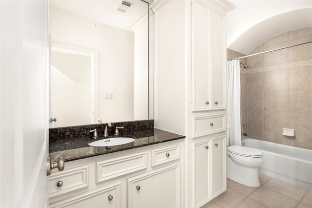 107 Wynden Trace Lane, Houston, TX 77056