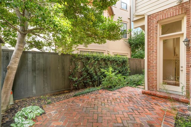 107 Wynden Trace Lane, Houston, TX 77056