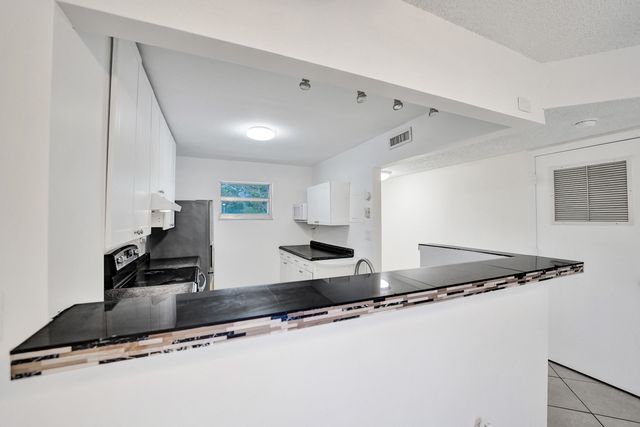 1100 NW 87th Avenue 208, Coral Springs, FL 33071