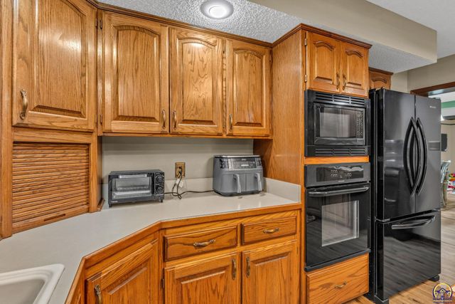 920 SE 43rd St, Topeka, KS 66609