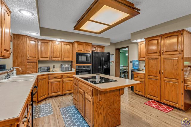 920 SE 43rd St, Topeka, KS 66609