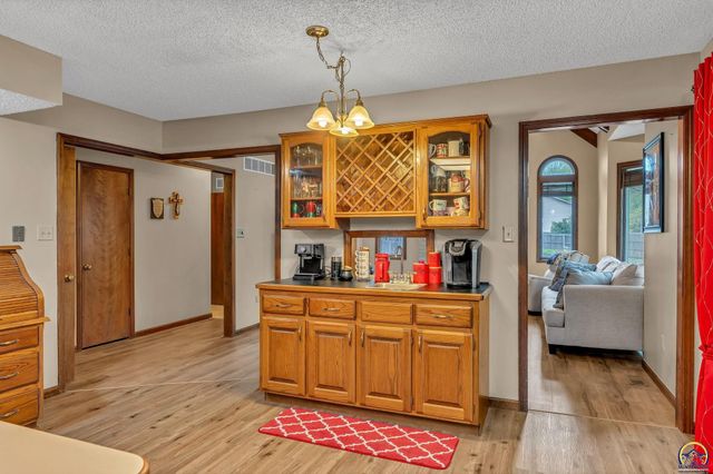 920 SE 43rd St, Topeka, KS 66609