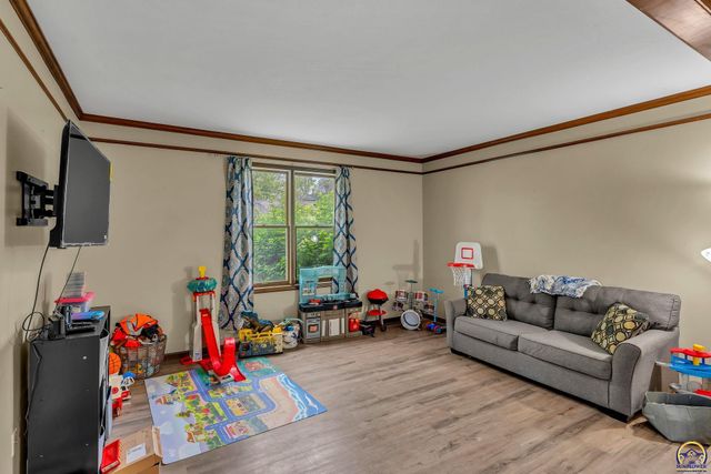 920 SE 43rd St, Topeka, KS 66609