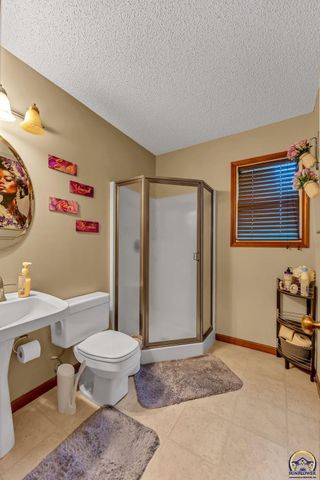 920 SE 43rd St, Topeka, KS 66609