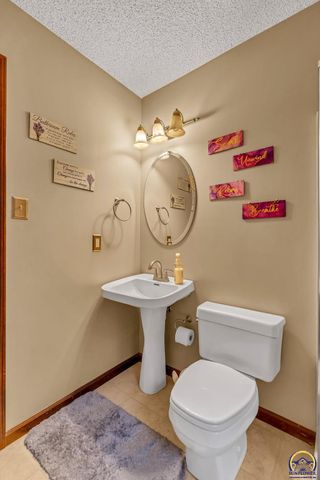 920 SE 43rd St, Topeka, KS 66609