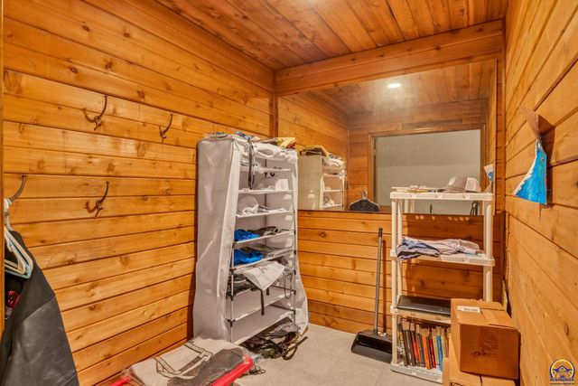 920 SE 43rd St, Topeka, KS 66609