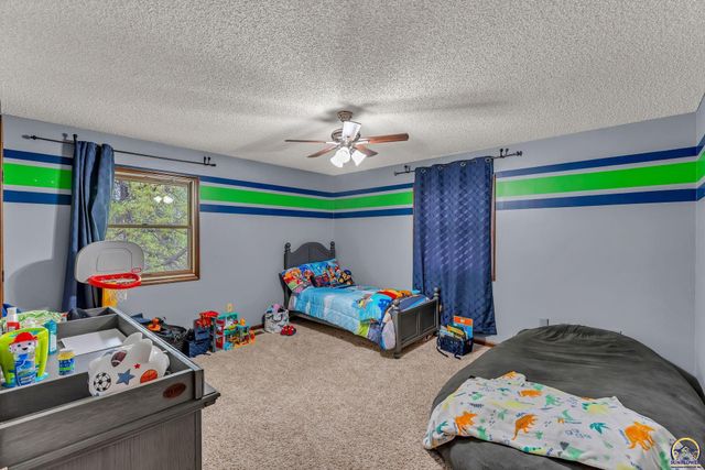 920 SE 43rd St, Topeka, KS 66609