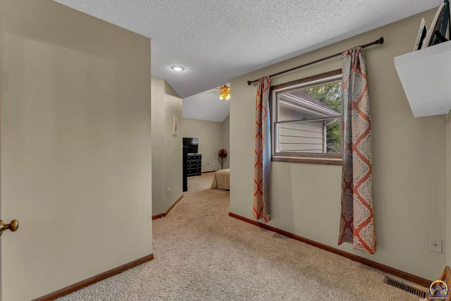 920 SE 43rd St, Topeka, KS 66609