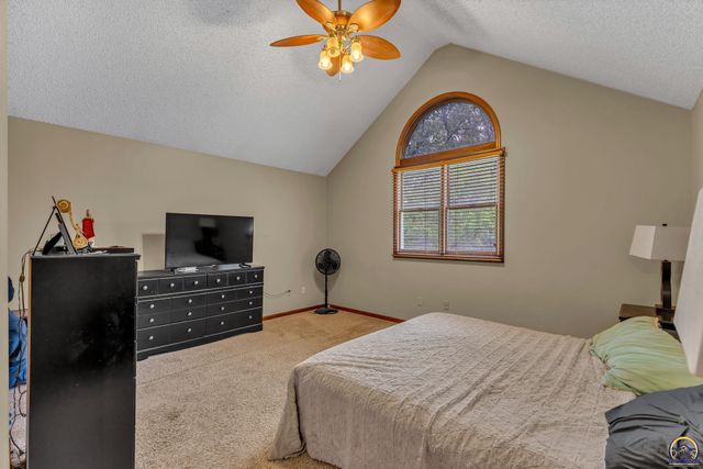 920 SE 43rd St, Topeka, KS 66609