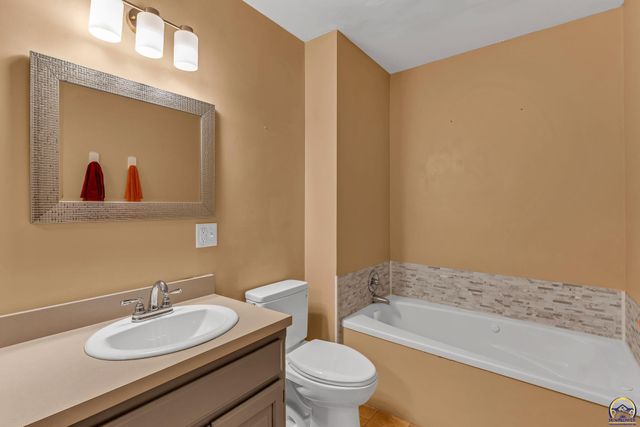 920 SE 43rd St, Topeka, KS 66609