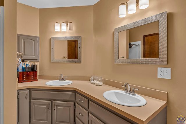 920 SE 43rd St, Topeka, KS 66609