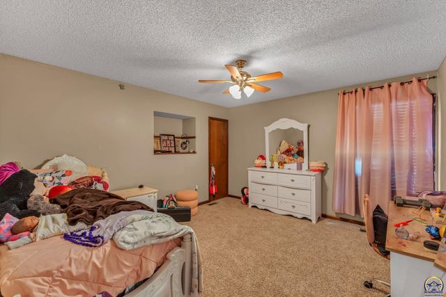 920 SE 43rd St, Topeka, KS 66609