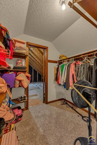 920 SE 43rd St, Topeka, KS 66609