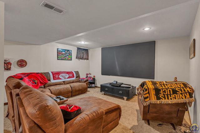 920 SE 43rd St, Topeka, KS 66609