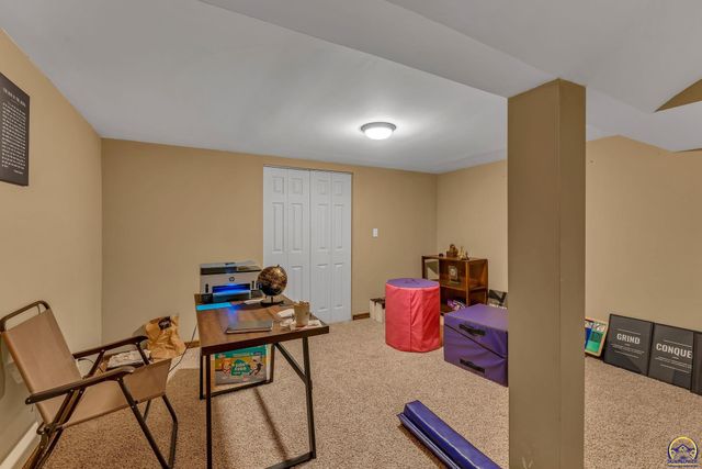 920 SE 43rd St, Topeka, KS 66609