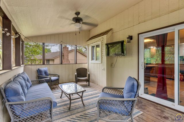 920 SE 43rd St, Topeka, KS 66609