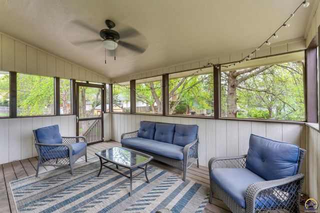 920 SE 43rd St, Topeka, KS 66609