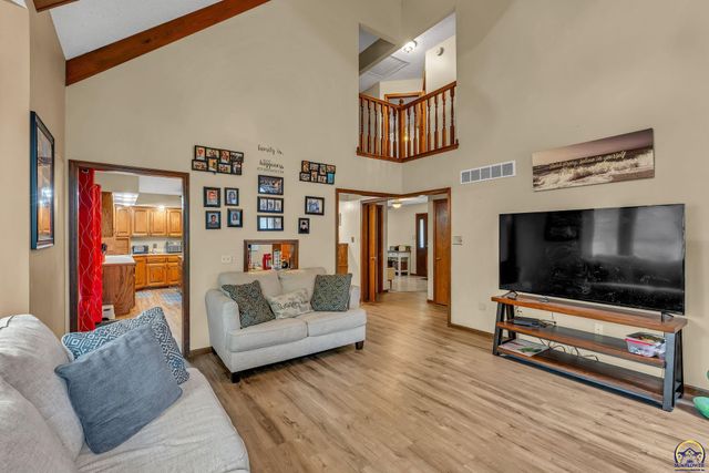 920 SE 43rd St, Topeka, KS 66609