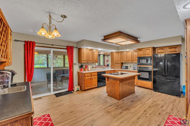 920 SE 43rd St, Topeka, KS 66609