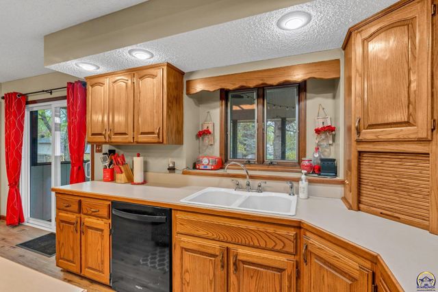 920 SE 43rd St, Topeka, KS 66609