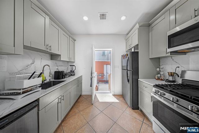 1425 48th Street, North Bergen, NJ 07047