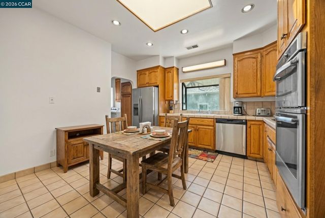 5910 Chabot Rd, Oakland, CA 94618