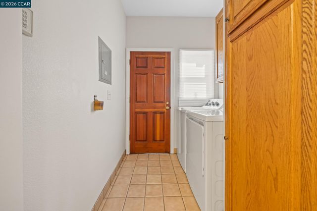 5910 Chabot Rd, Oakland, CA 94618