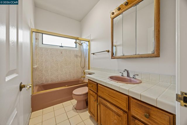 5910 Chabot Rd, Oakland, CA 94618