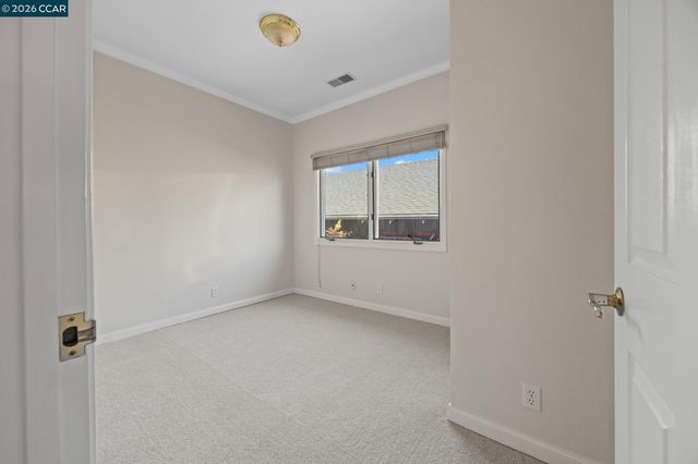 5910 Chabot Rd, Oakland, CA 94618