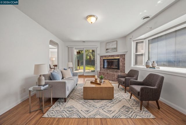 5910 Chabot Rd, Oakland, CA 94618