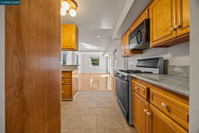 5910 Chabot Rd, Oakland, CA 94618