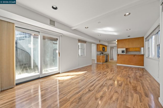 5910 Chabot Rd, Oakland, CA 94618