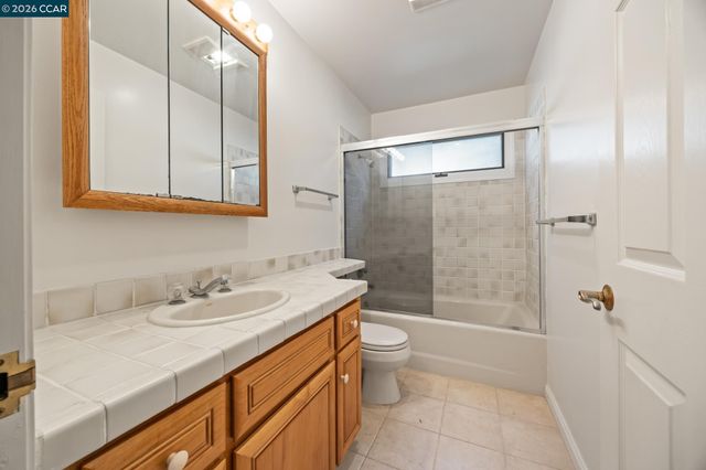 5910 Chabot Rd, Oakland, CA 94618