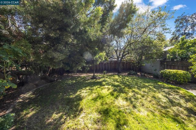 5910 Chabot Rd, Oakland, CA 94618