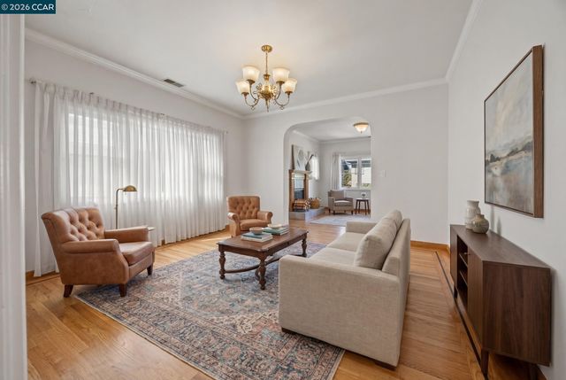 5910 Chabot Rd, Oakland, CA 94618