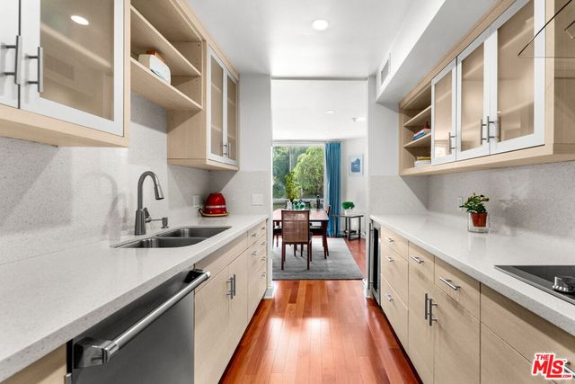 851 N Kings Road 102, West Hollywood, CA 90069