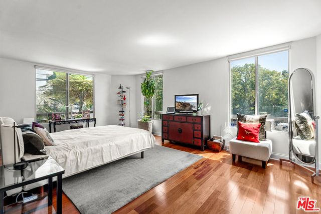 851 N Kings Road 102, West Hollywood, CA 90069