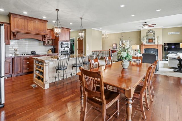 1009 Fountain View Drive, Pella, IA 50219