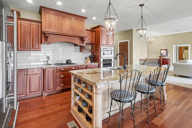 1009 Fountain View Drive, Pella, IA 50219