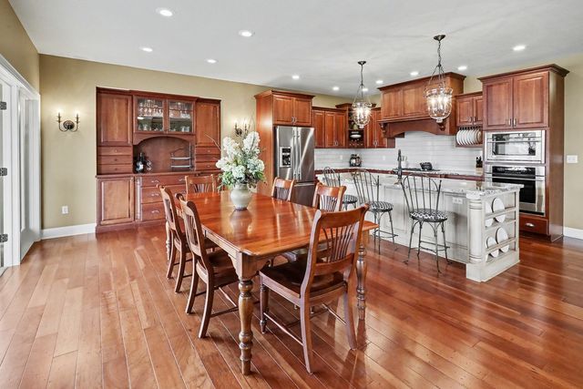 1009 Fountain View Drive, Pella, IA 50219