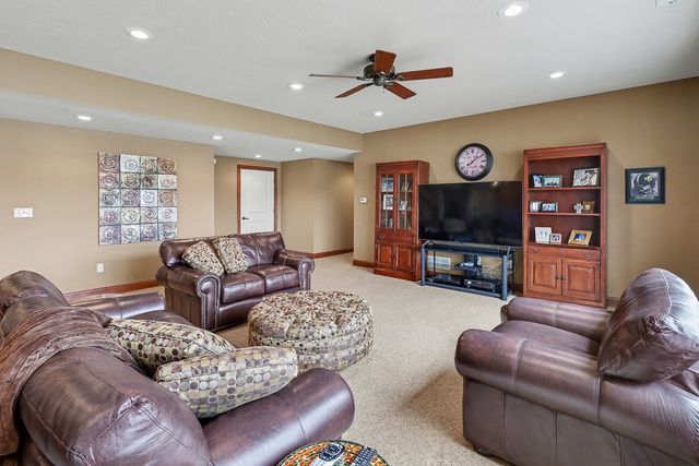 1009 Fountain View Drive, Pella, IA 50219